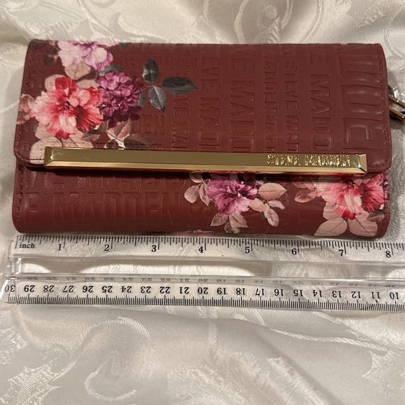Brand new Steve Madden clutch wristlets bag with flower design - Picture 7 of 9